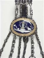 4258 detail.jpg; 4258; Chatelaine van metaal met 5 kettinkjes met daaraan o.a. twee horlogesleutels en een zegelstempel er tussen een ovaal met gouden rand en achter glas op blauwe achtergrond een voorstelling in wit met 2 duiven en een lam aan weerszijden van een monument met bloemenslingers of guirlandes; chatelaine